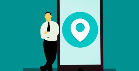 En la imagen se muestra un hombre junto a un smartphone, de su mismo tamaño, que muestra el icono asociado a una localización física en Google Maps o servicio similar - 10 consejos para mejorar tus ventas con Google My Business